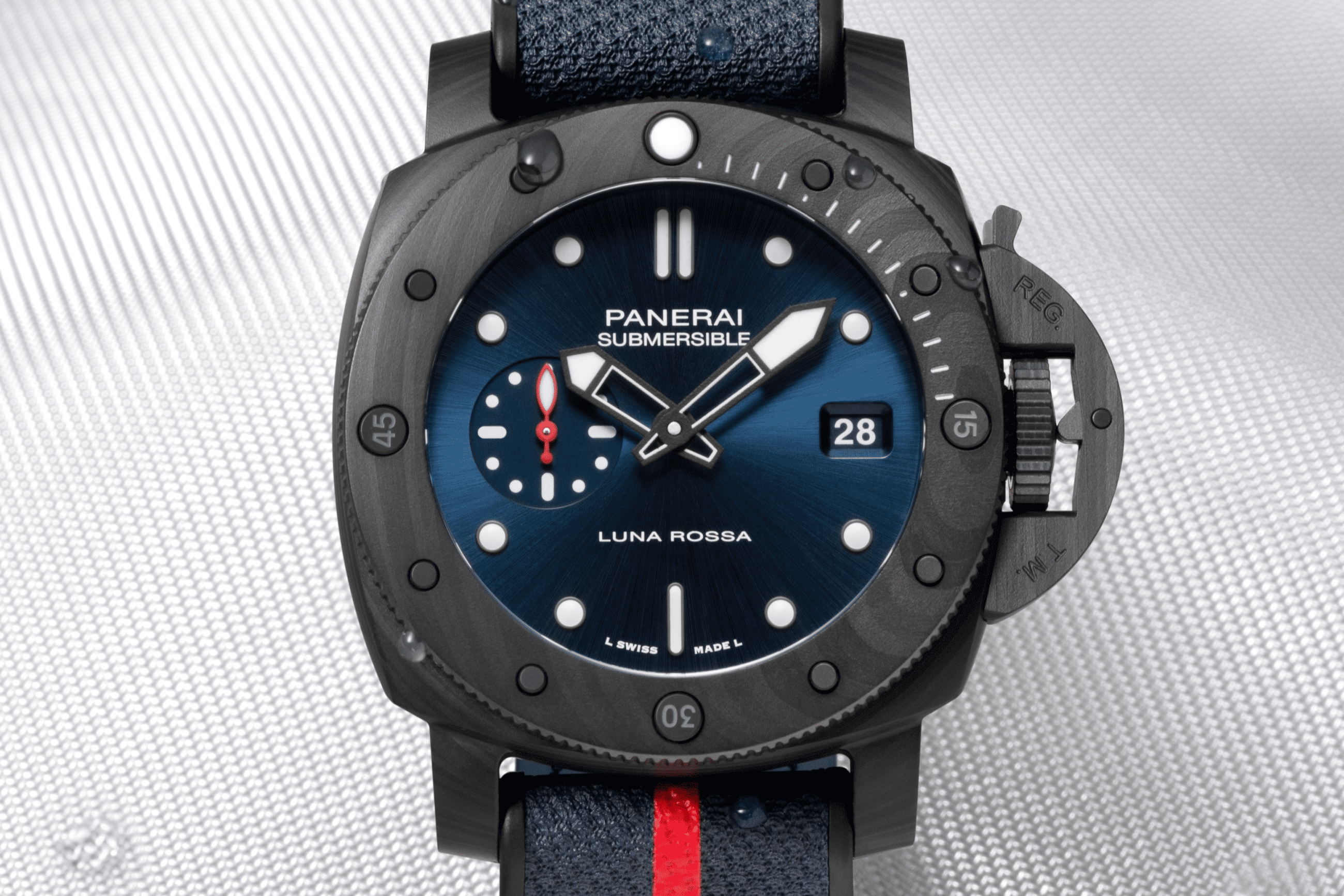 Panerai｜24小時限售Submersible Luna Rossa Carbotech PAM1563