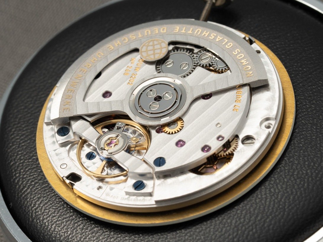 NOMOS Club Sport neomatik Worldtimer
