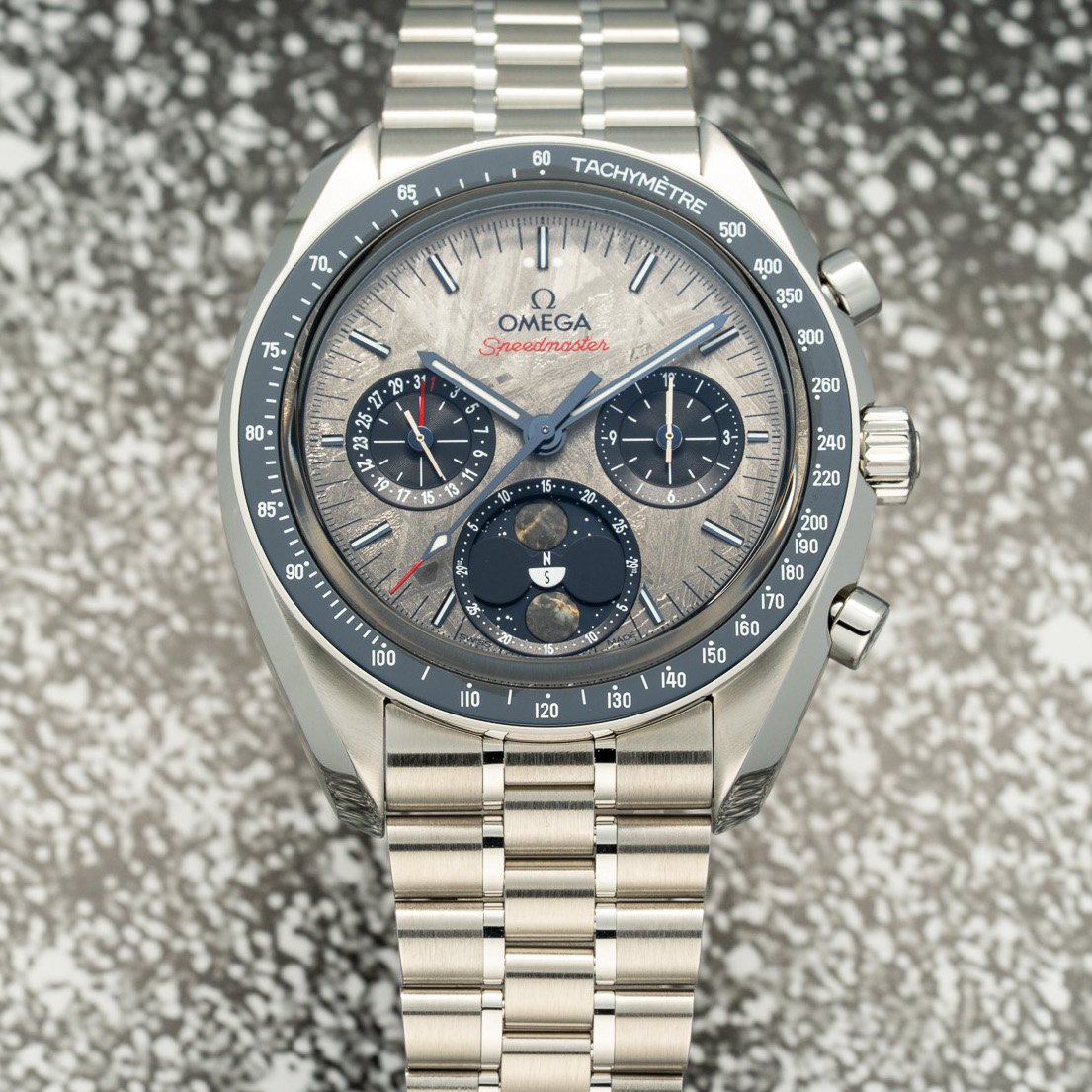 Omega|實拍:南北雙月相隕石Speedmaster Moonphase Meteorite