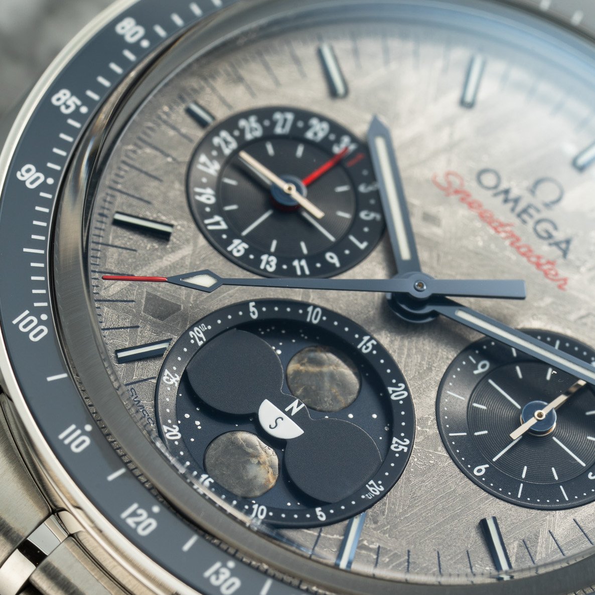 Omega|實拍:南北雙月相隕石Speedmaster Moonphase Meteorite