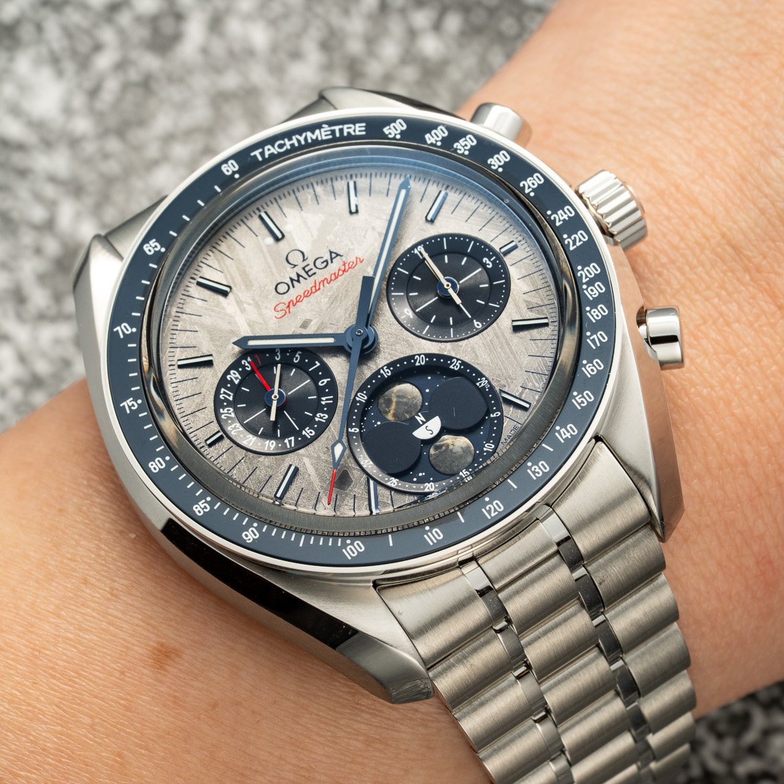 Omega|實拍:南北雙月相隕石Speedmaster Moonphase Meteorite