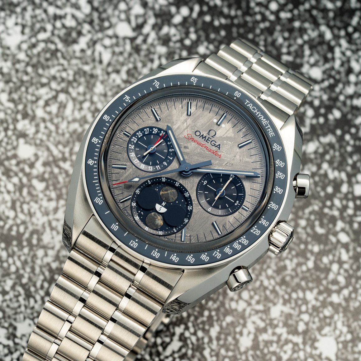 Omega|實拍:南北雙月相隕石Speedmaster Moonphase Meteorite