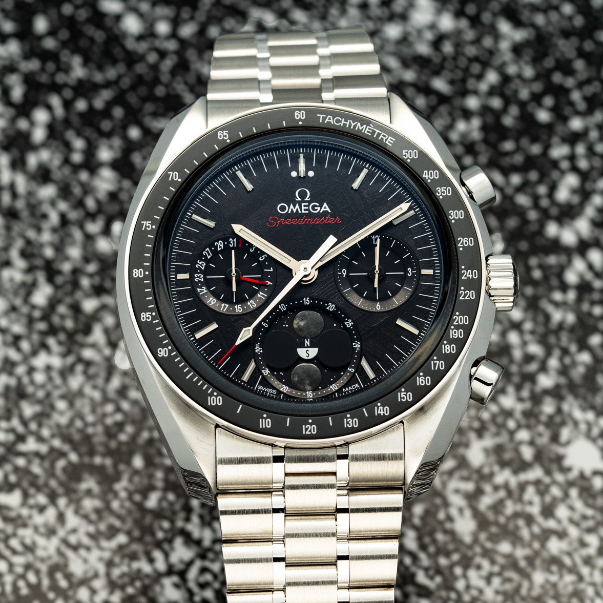 Omega|實拍:南北雙月相隕石Speedmaster Moonphase Meteorite