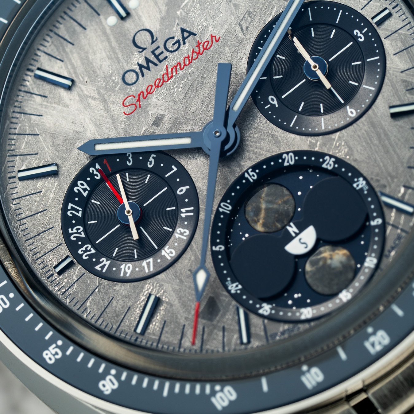 Omega|實拍:南北雙月相隕石Speedmaster Moonphase Meteorite