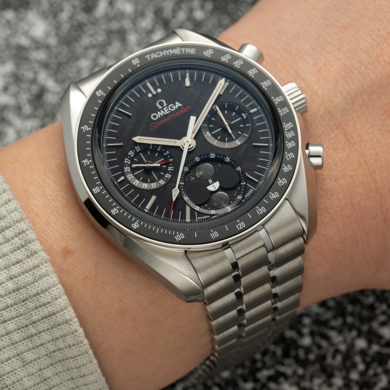 Omega|實拍:南北雙月相隕石Speedmaster Moonphase Meteorite