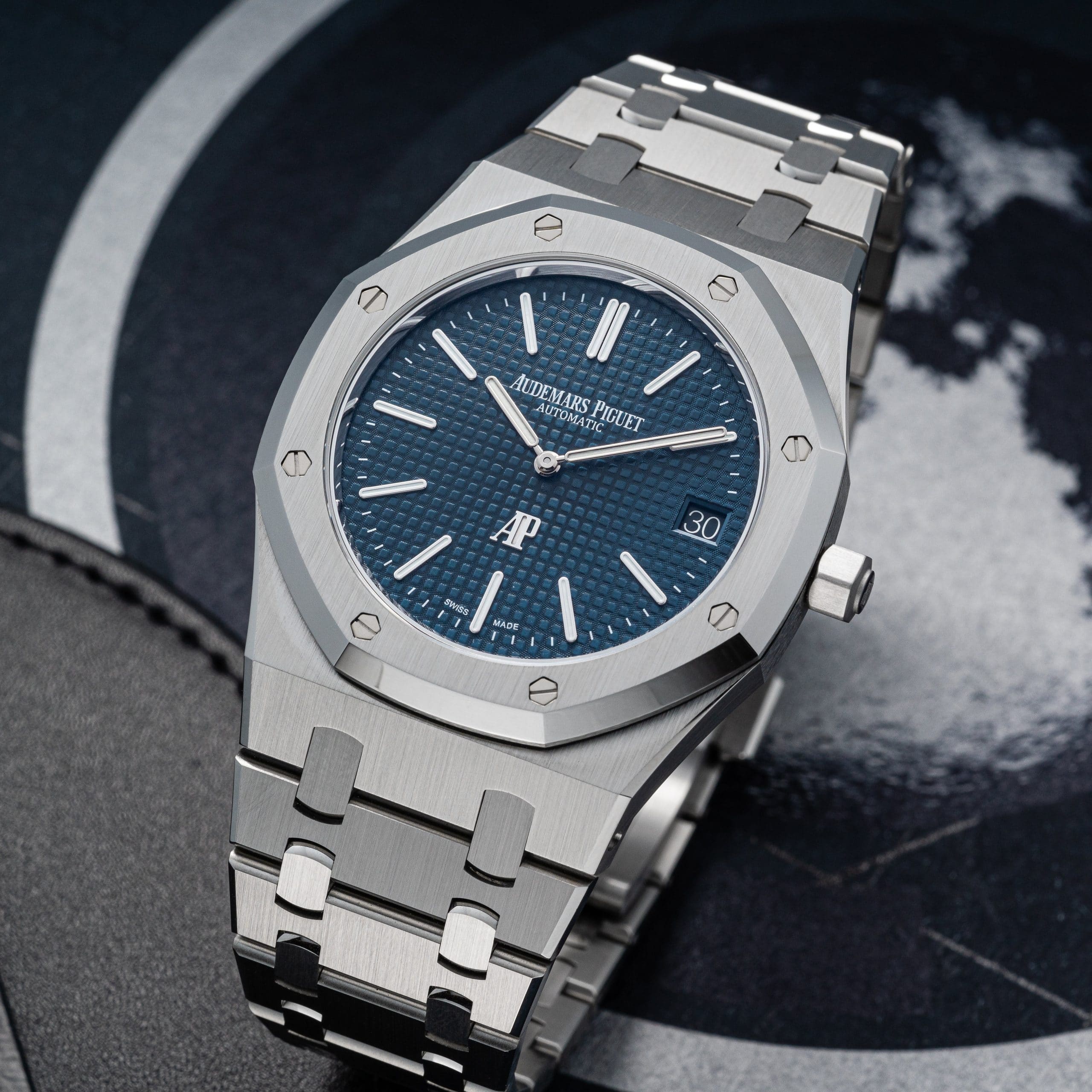 藍面鏈帶腕錶大檢閱｜不銹鋼版Historiques 222熱潮！Rolex藍勞、Tudor Black Bay新款、PP、AP都有 附價錢介紹