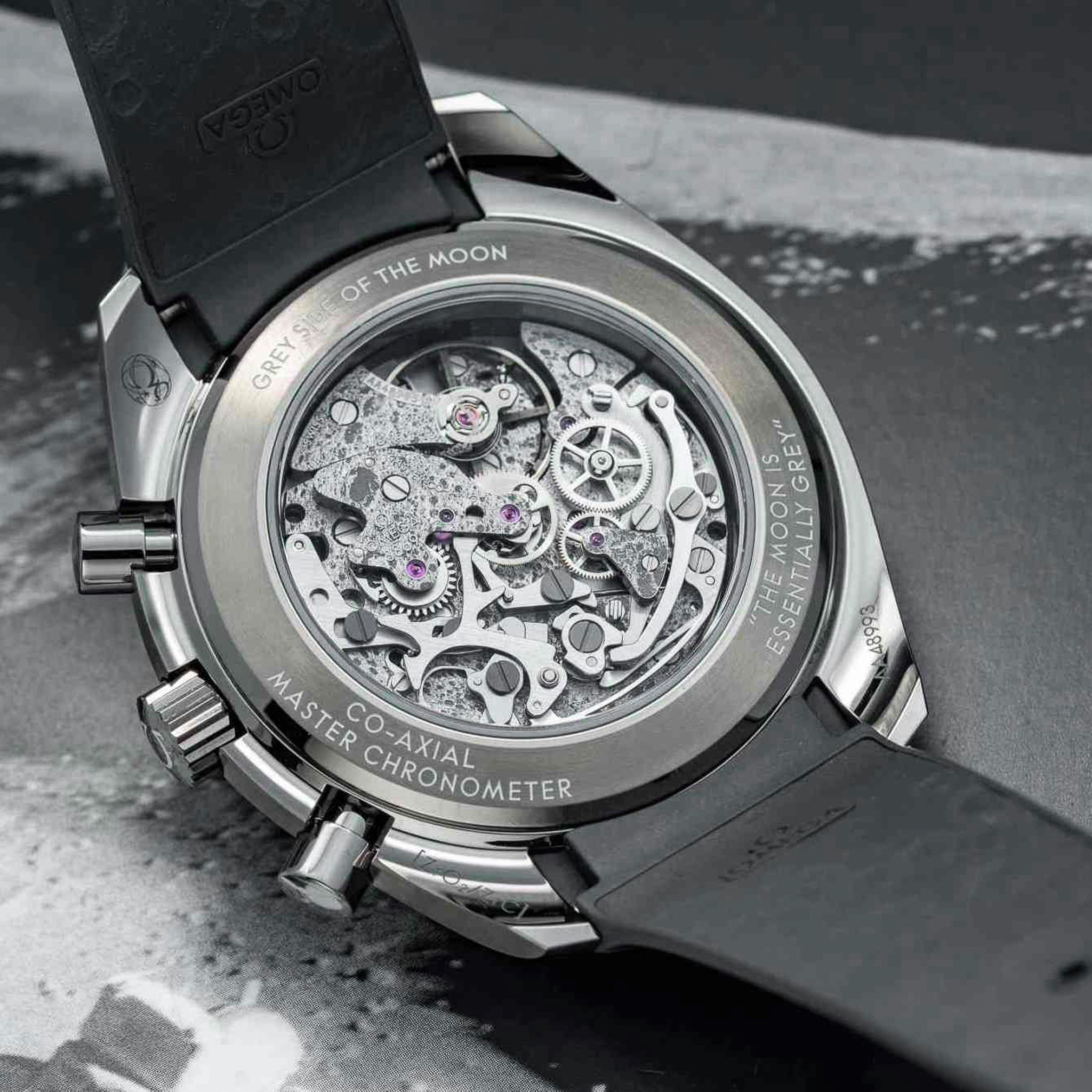 OMEGA｜Speedmaster七款Dark、Grey Side of the Moon黑灰陶瓷新作 實拍+重點介紹